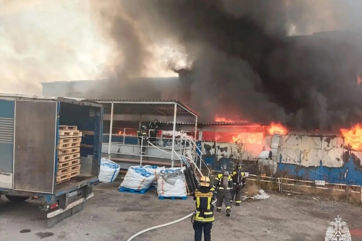 В Новомосковске загорелась кровля предприятия на площади 1500 квадратных метров