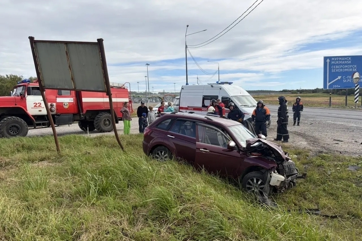 На дороге к аэропорту Мурманска легковушка укоротилась после ДТП с грузовиком