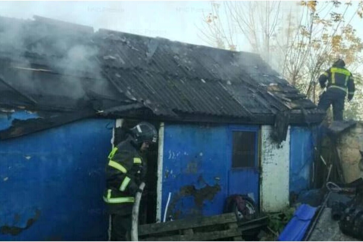 В Орловской области из-за короткого замыкания случился пожар в хозпостройке
