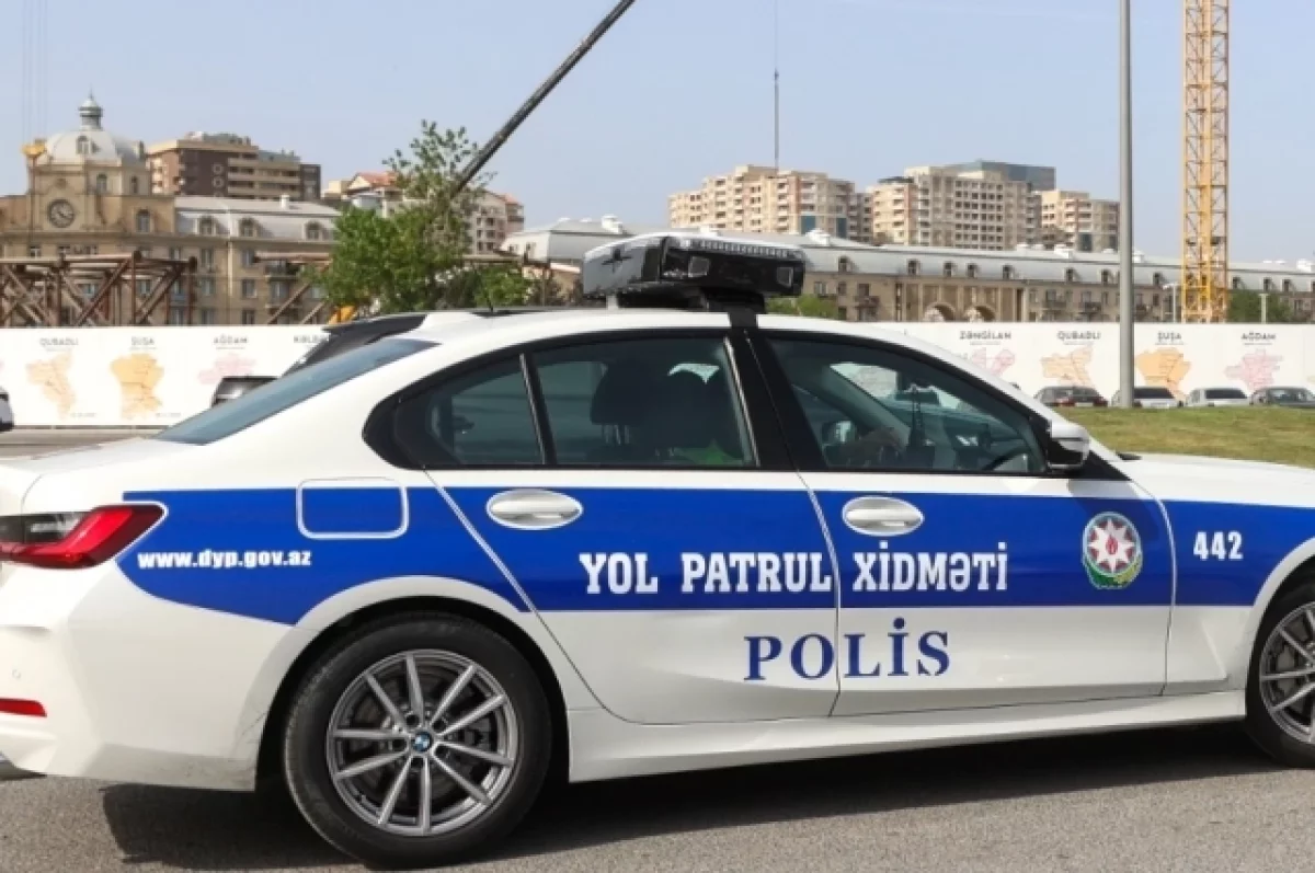 В Баку подожгли автомобиль директора школы на фоне споров о форме учащихся