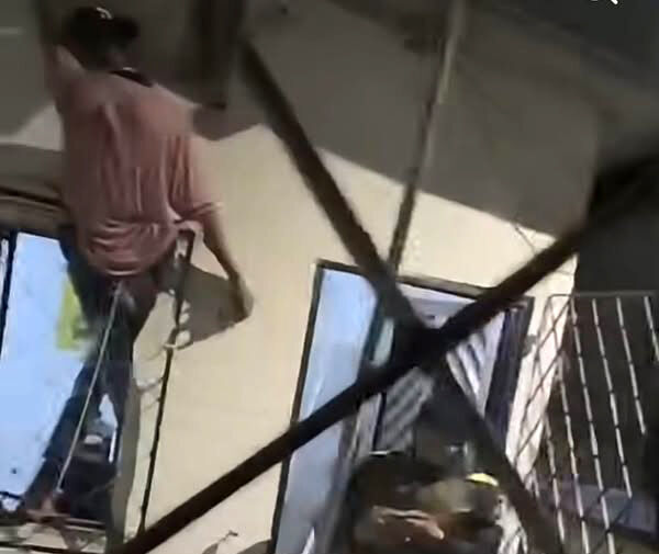Вор попытался пролезть в квартиру через окно и застрял