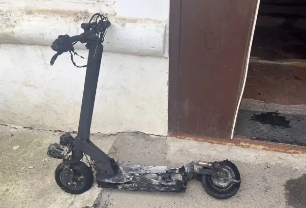 В Удмуртии аккумулятор самоката загорелся в квартире при зарядке