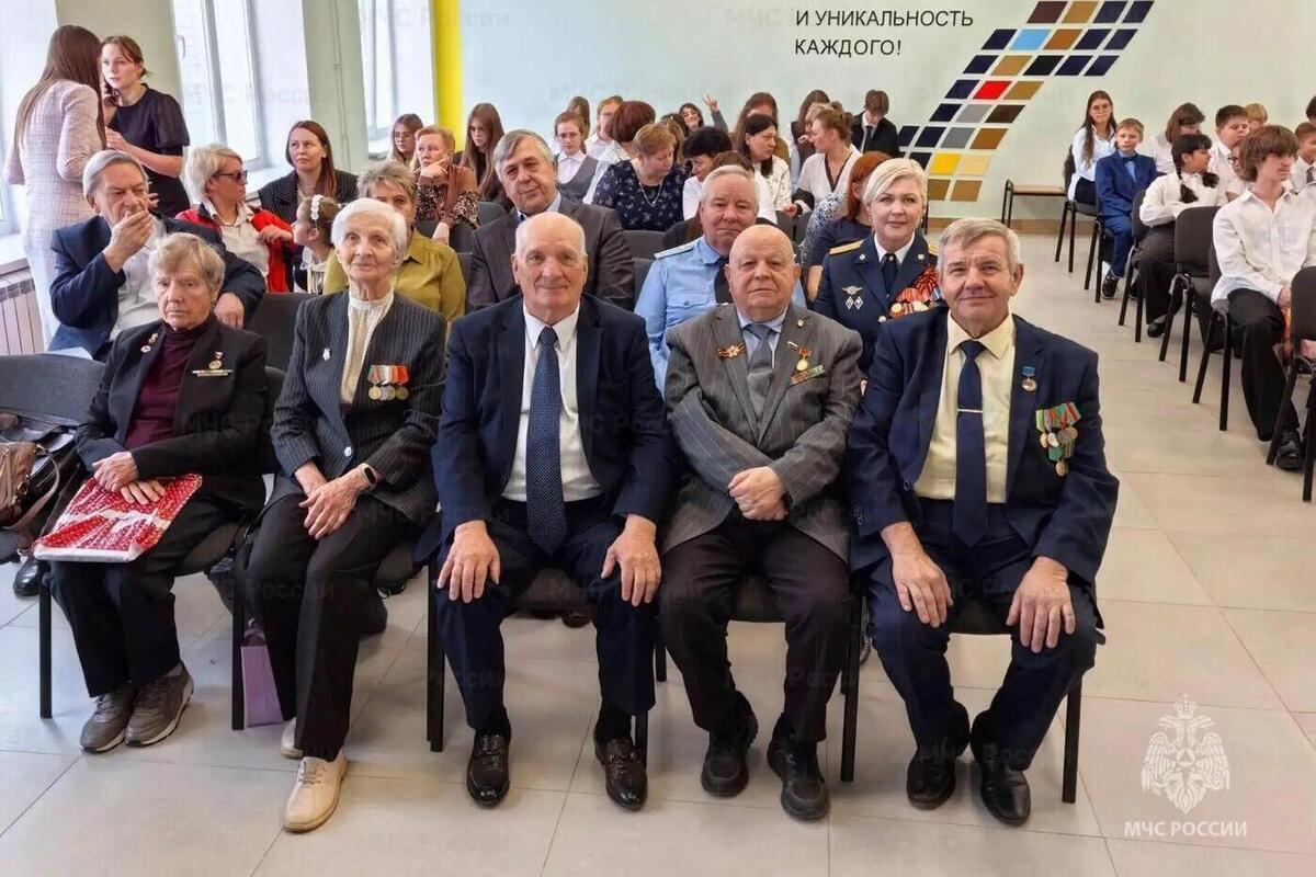 Для брянских школьников провели урок безопасности с ветеранами МЧС