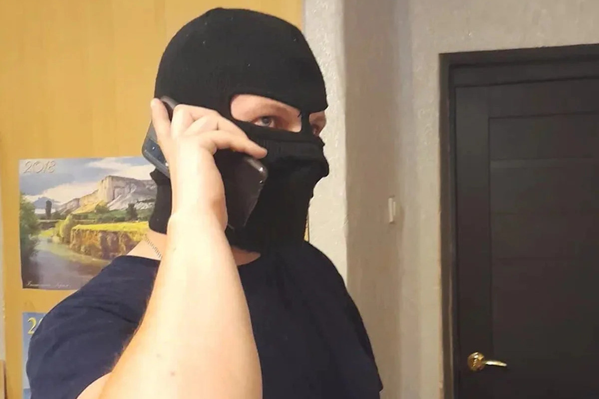 Незнакомец заставил 11-летнюю девочку поджечь служебную машину в Калининграде