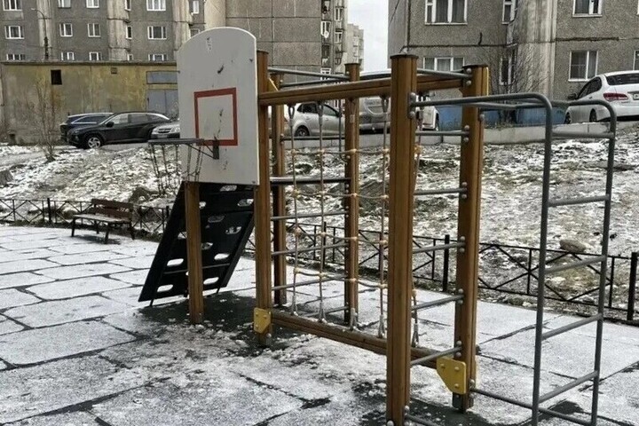 Лебедев сообщил об уборке и ремонте детских площадок в Мурманске
