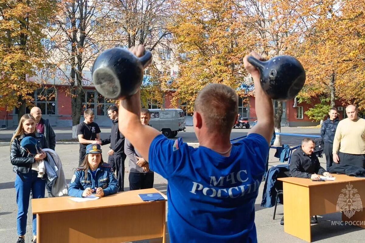 Курские спасатели посоревновались в гиревом двоеборье