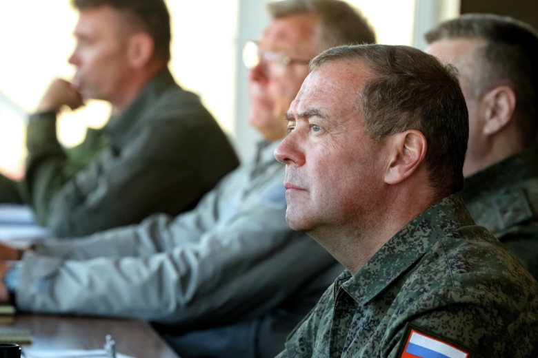 Медведеву показали комплекс с «адской молотилкой»