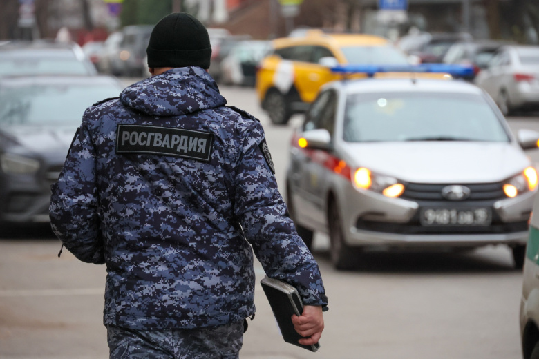 Мужчину вырубили на фудкорте в ТЦ и добили ногой