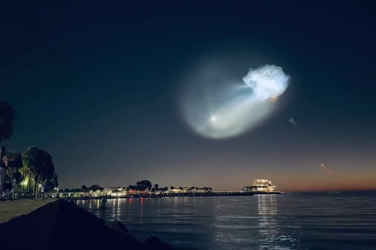 Очевидцы запечатлели "космическую медузу" после старта ракеты SpaceX