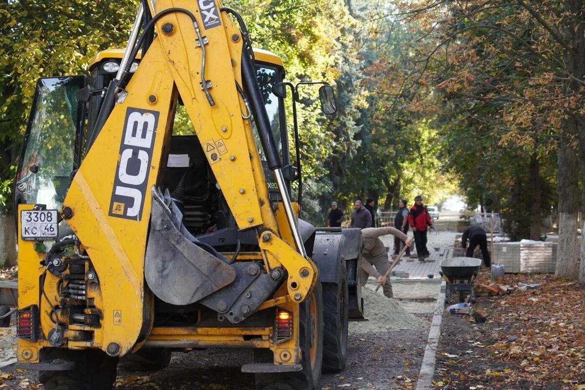 В Курчатове обновляют пешеходную зону на Коммунистическом проспекте