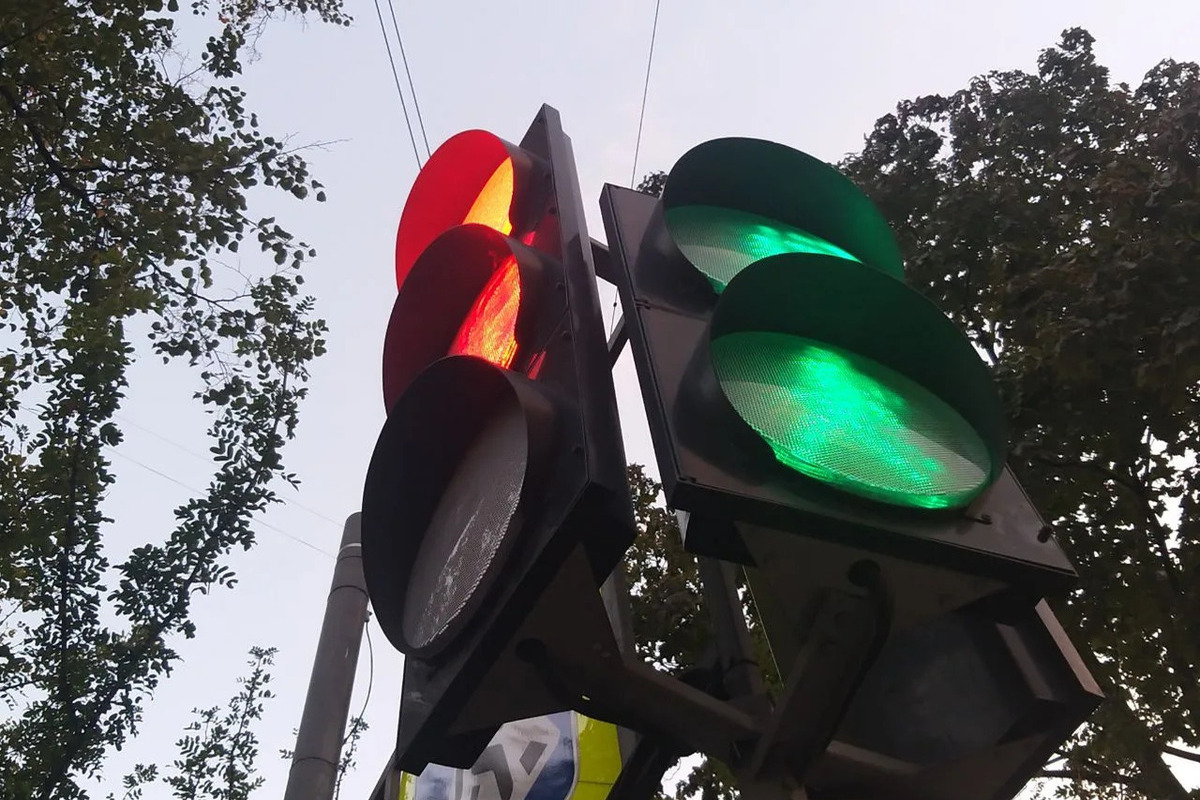 Новый светофор на Коммунистической начал работу в Калининграде