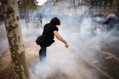 В России назвали выгодополучателей протестов во Франции