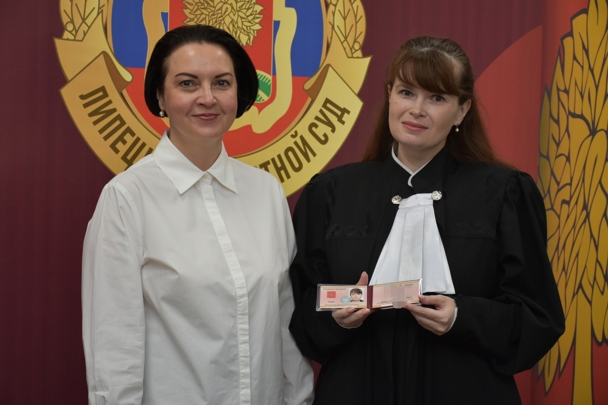 Главный федеральный инспектор вручила удостоверения двум судьям Липецка