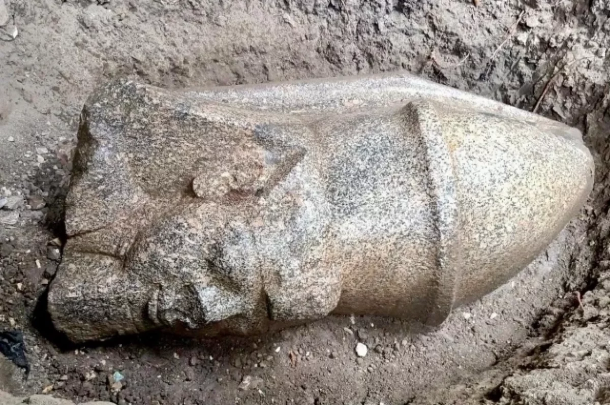 В Египте нашли 1,5-метровую голову от гигантской статуи фараона Рамсеса II