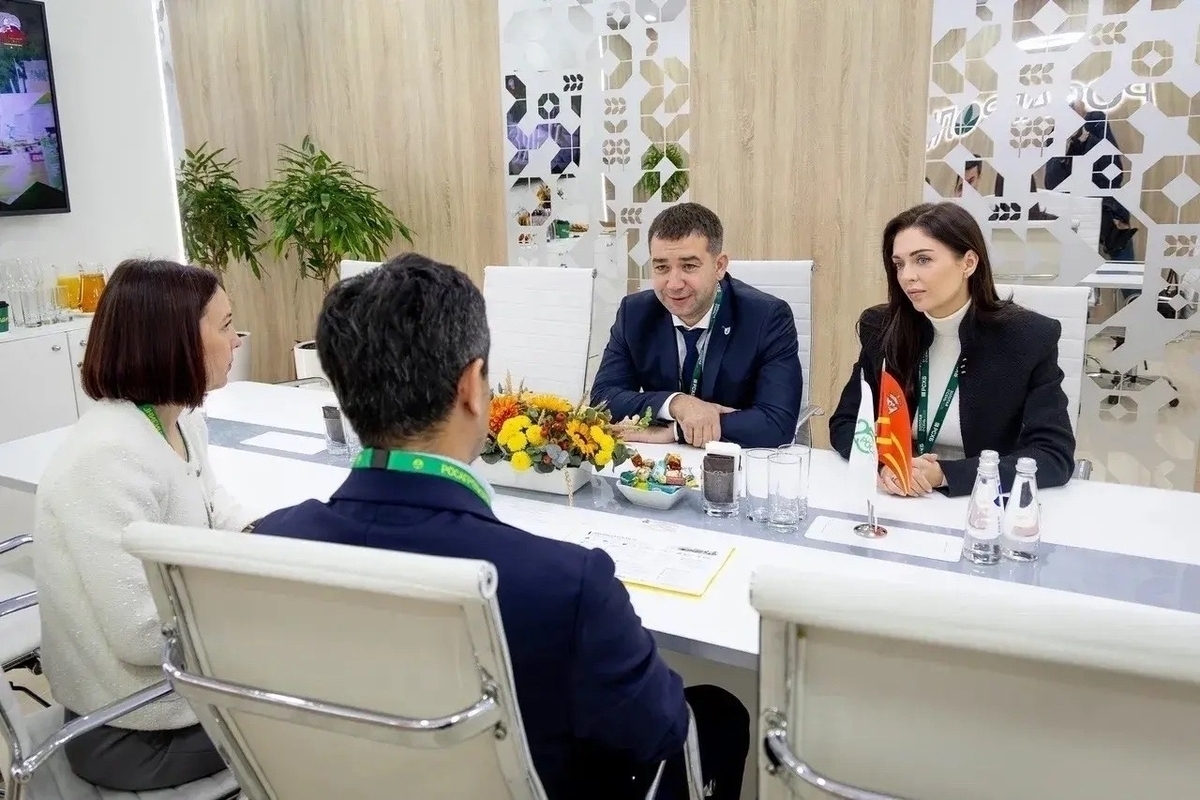 Смоленская делегация приняла участие во Всероссийской выставке «Золотая осень – 2026»