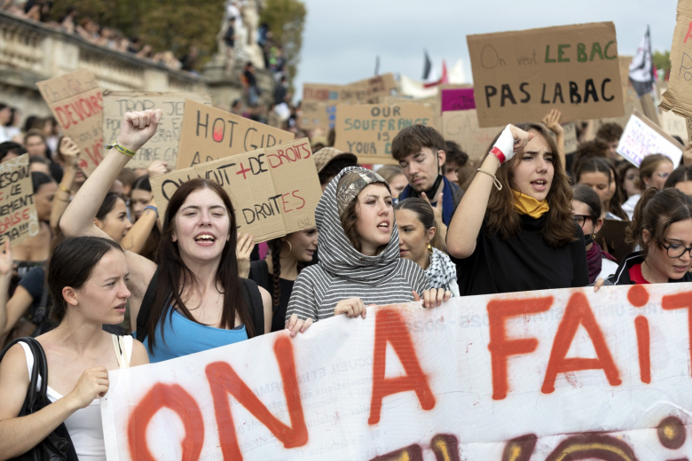 Во Франции закроют почти 200 лицеев из-за протестов школьников