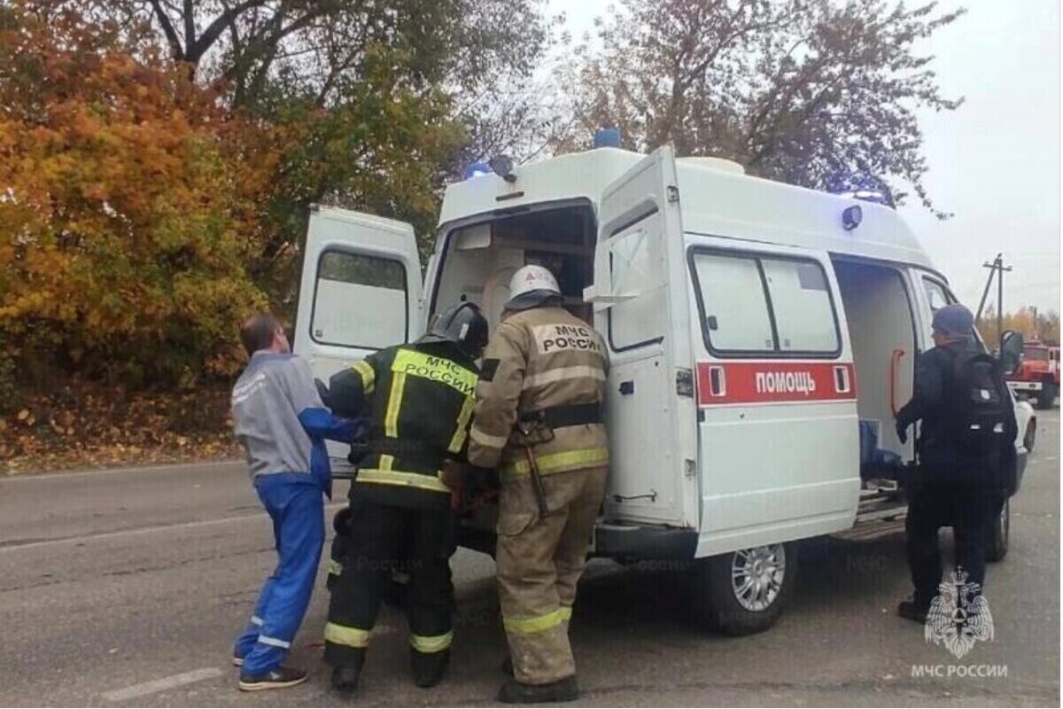 В Орловской области легковой автомобиль столкнулся с опорой ЛЭП