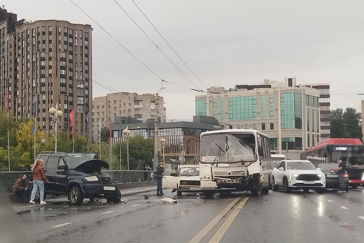 Из-за крупного ДТП на Соковском мосту в Иванове движение парализовано