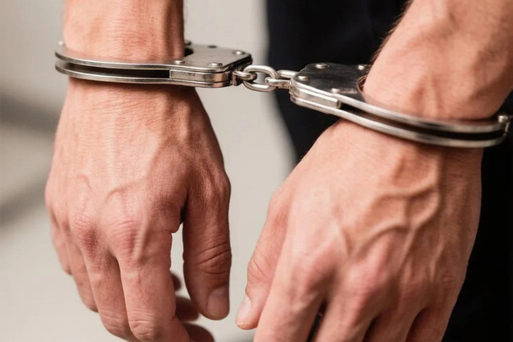 Россиянин напал с битой на полицейского и отобрал у него наручники