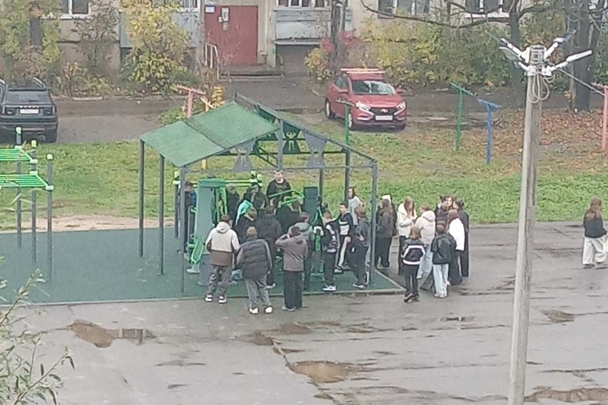 В Рыбинске учителя заставили учеников отмывать матерные граффити