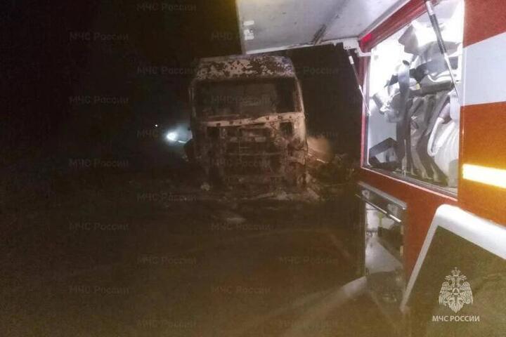 В Орловской области ночью вспыхнул движущийся тягач с прицепом