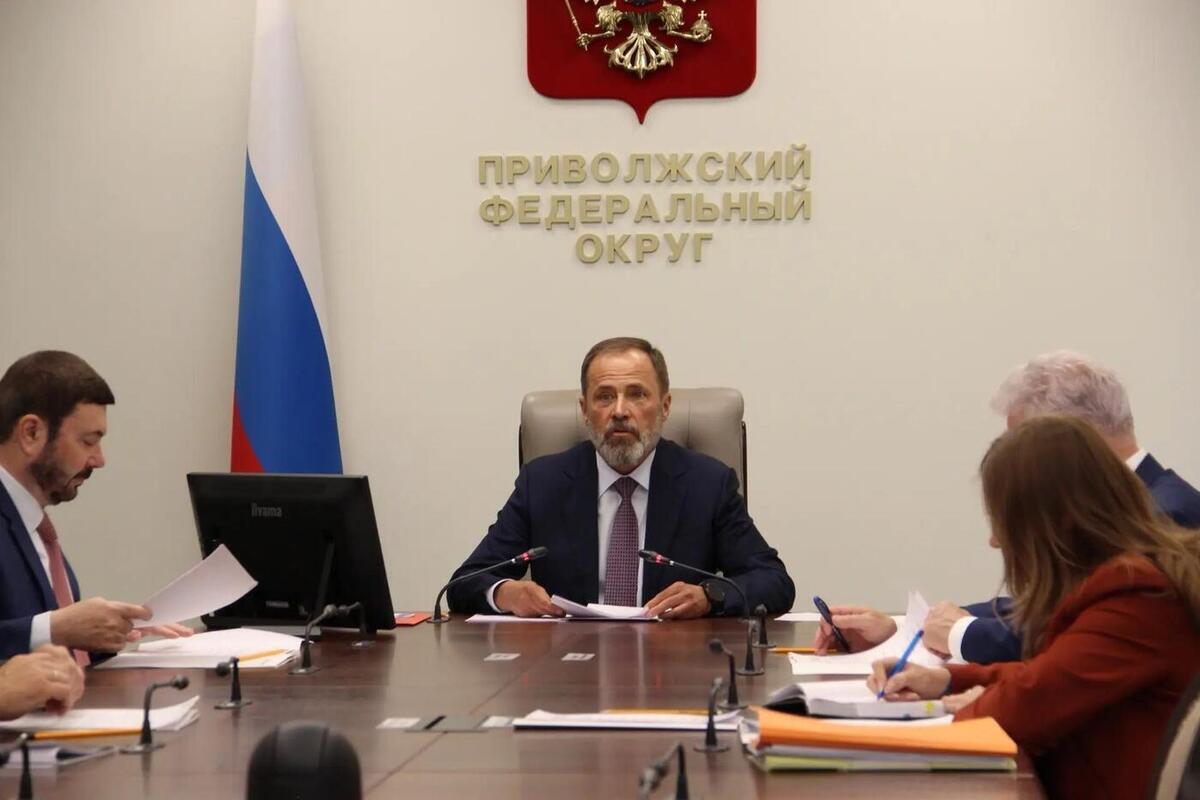 На совещании у полпреда Комарова обсудили вопросы благополучия жителей