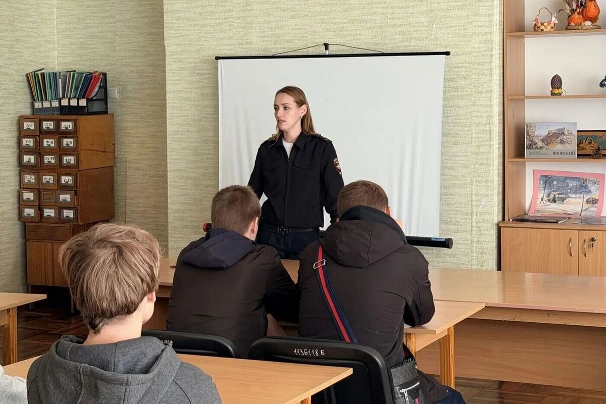 В Мелитополе дорожные полицейские провели занятие для студентов колледжа
