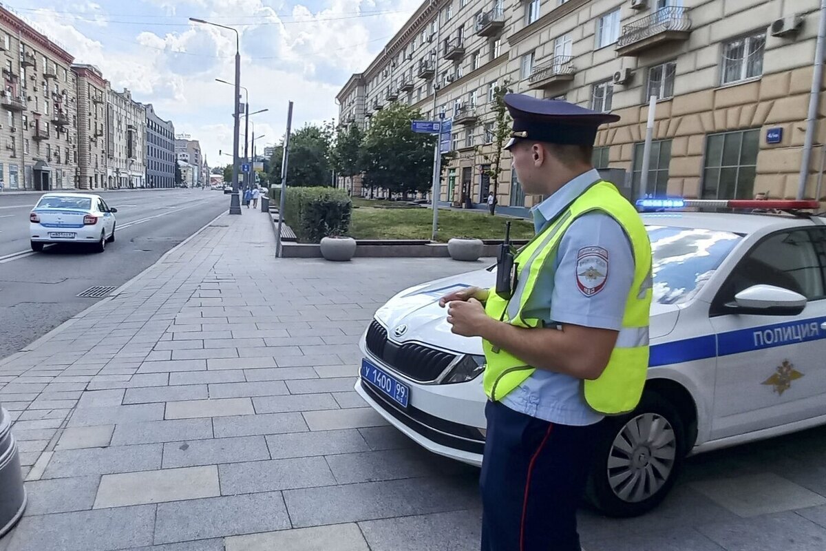В Ростове-на-Дону мотоцикл врезался в здание и загорелся после ДТП