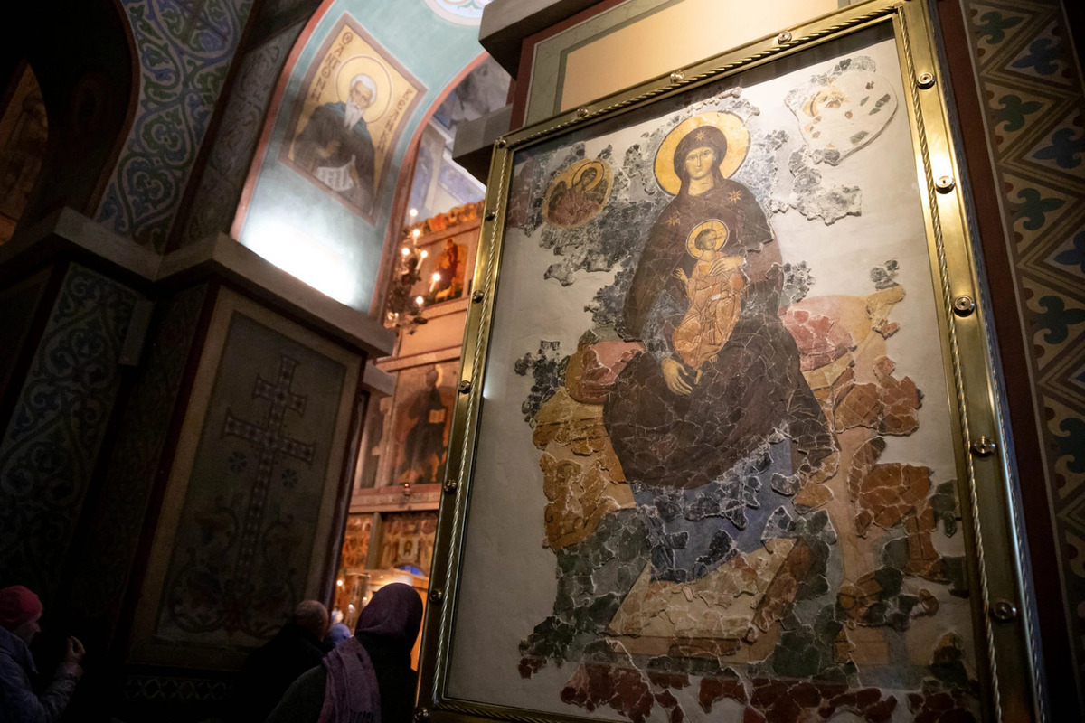 Освященная «Богоматерь с Младенцем» заняла историческое место в Софийском соборе