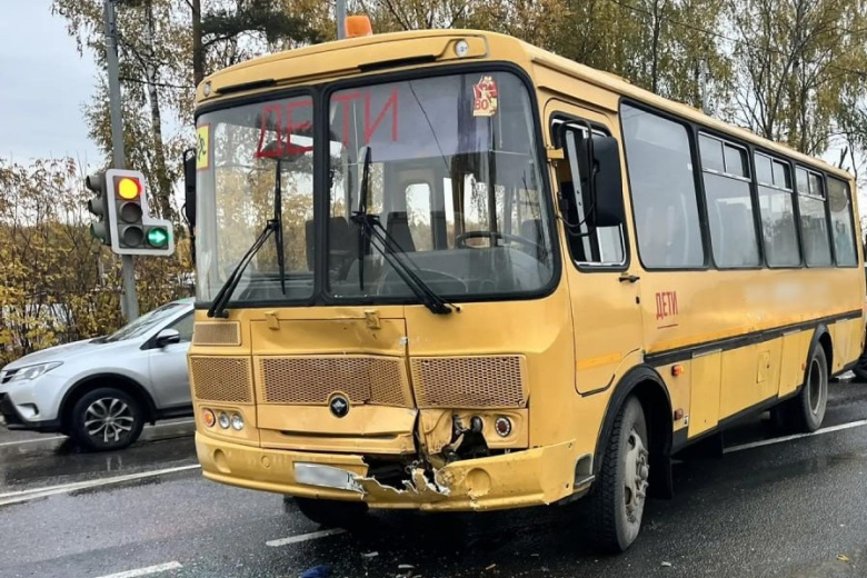 В Подмосковье автобус с детьми попал в ДТП с грузовиком