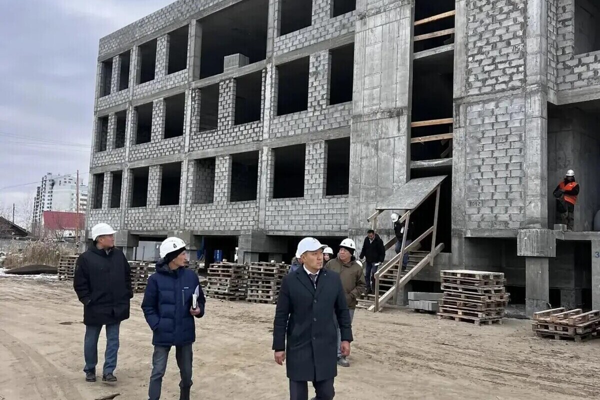 Министр строительства провёл рабочий выезд по строящимся объектам Якутска
