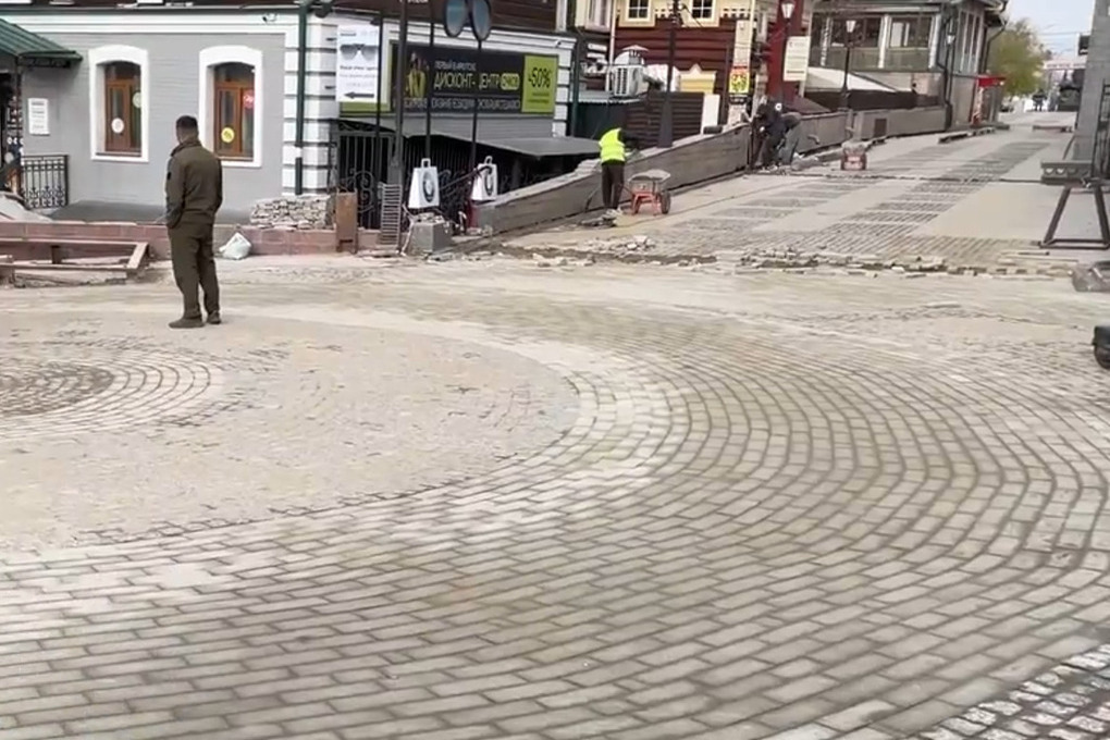 В 130-м квартале Иркутска подходит к концу ремонт пешеходного тротуара