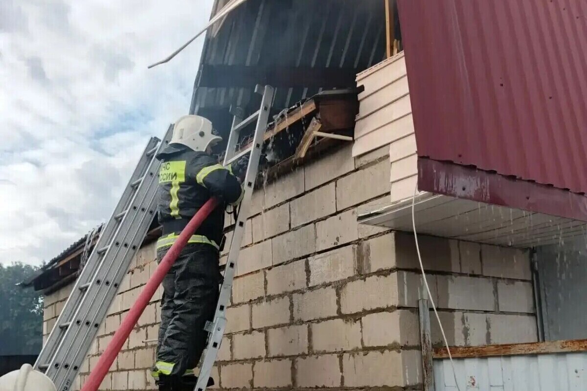Загоревшийся гараж потушили в Тверской области