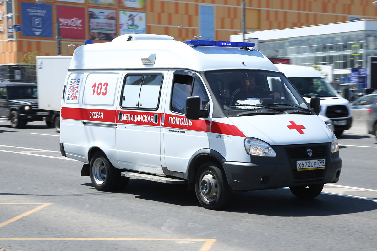 Подросток впал в кому после падения с крыши пятиэтажного дома