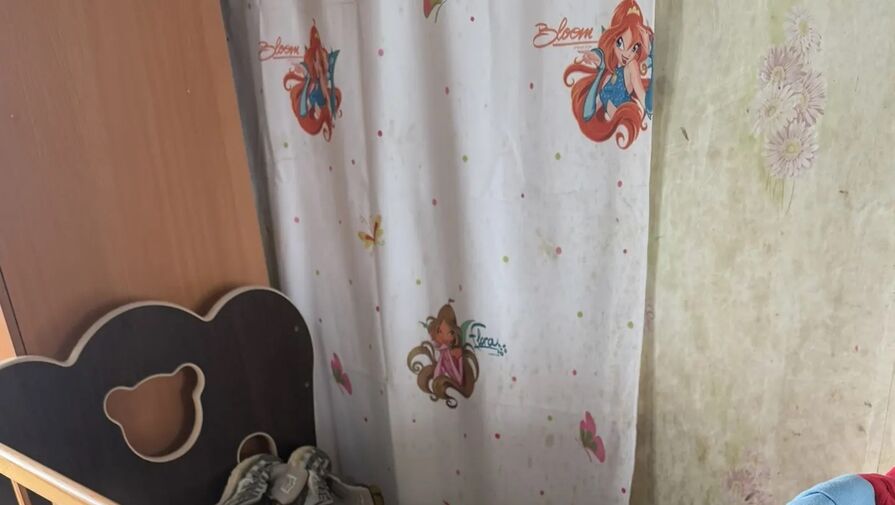 В Екатеринбурге в полузаброшенном доме нашли многодетную семью-маугли, их депортировали