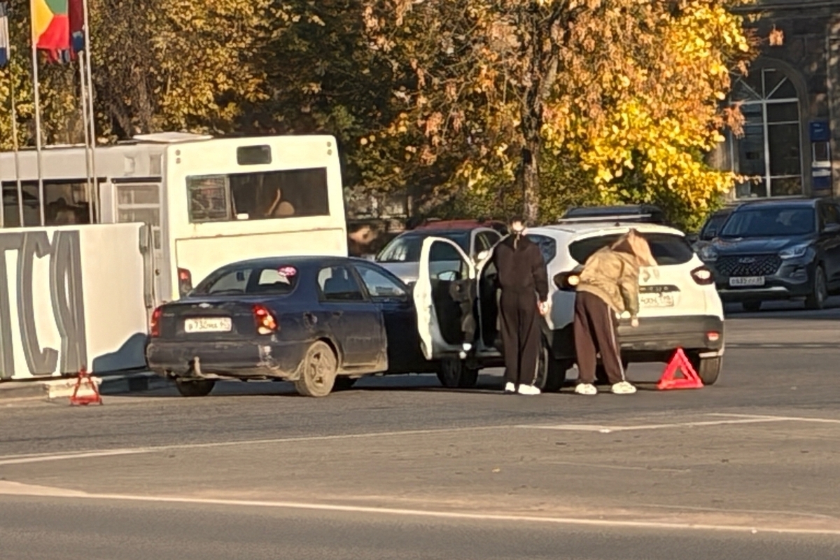 Ах, дамы, дамы: две псковских автоледи не поделили дорогу на улице Советской