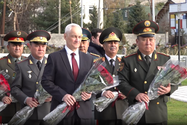 Белоусов и Гасанов возложили цветы к памятнику советским воинам в Киргизии