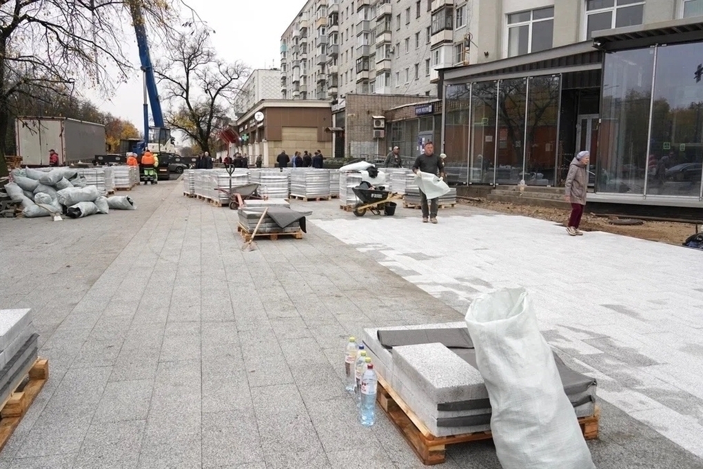 По четной стороне улицы Мира в Вологде тротуары уложат до начала ноября