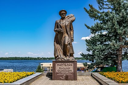 На Украине снесли памятник советскому генералу