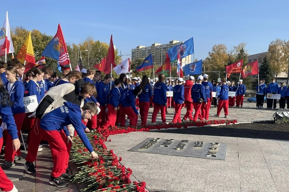 Пензенские участники слета возложили цветы к Мемориалу славы