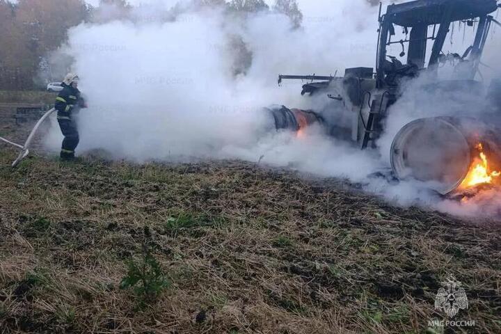 В Орловской области сгорел трактор