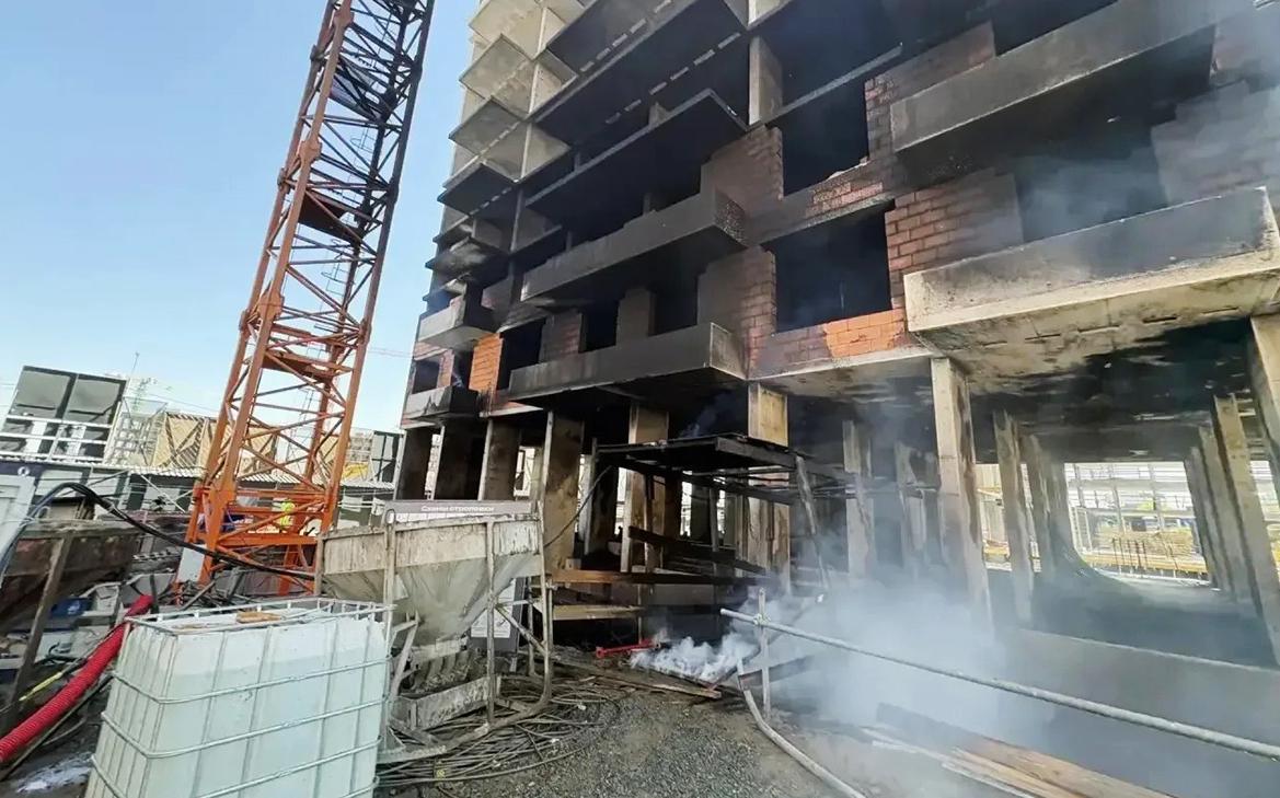 Один человек умер после пожара на стройке в Омске