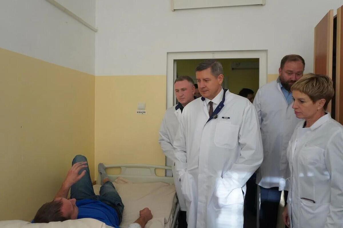 Губернатор Брянской области навестил в больнице пострадавших при тушении пожара спасателей