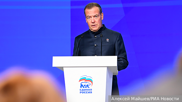 Медведев призвал отказаться от термина «партия власти»