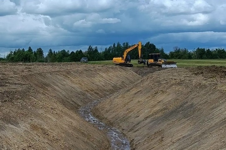Почти двухкилометровый канал привели в порядок в Озёрском округе