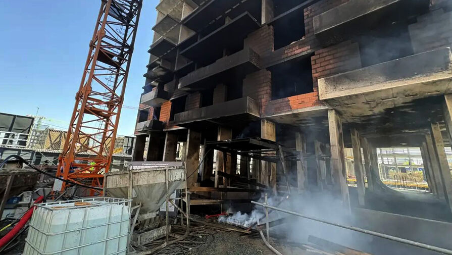 После пожара в строящейся многоэтажке в Омске завели уголовное дело