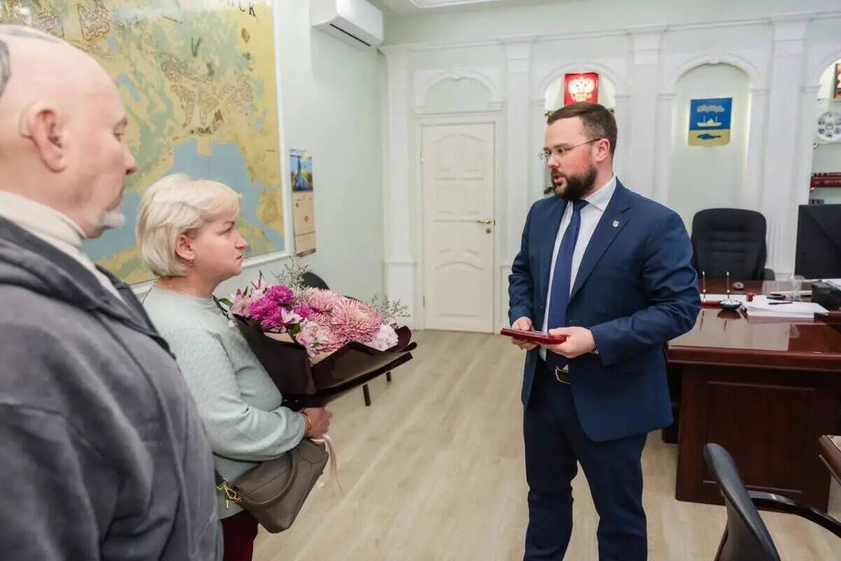 Лебедев передал родителям погибшего ефрейтора Алексея Бутенко Орден Мужества