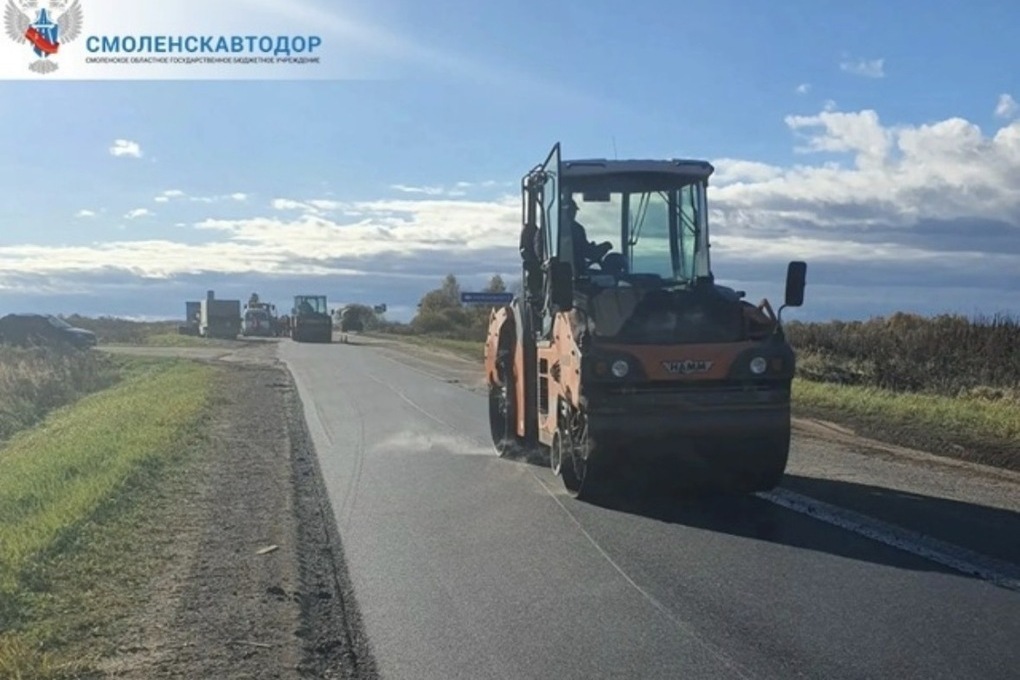 На трассе Смоленск - Красный проводят ямочный ремонт картами