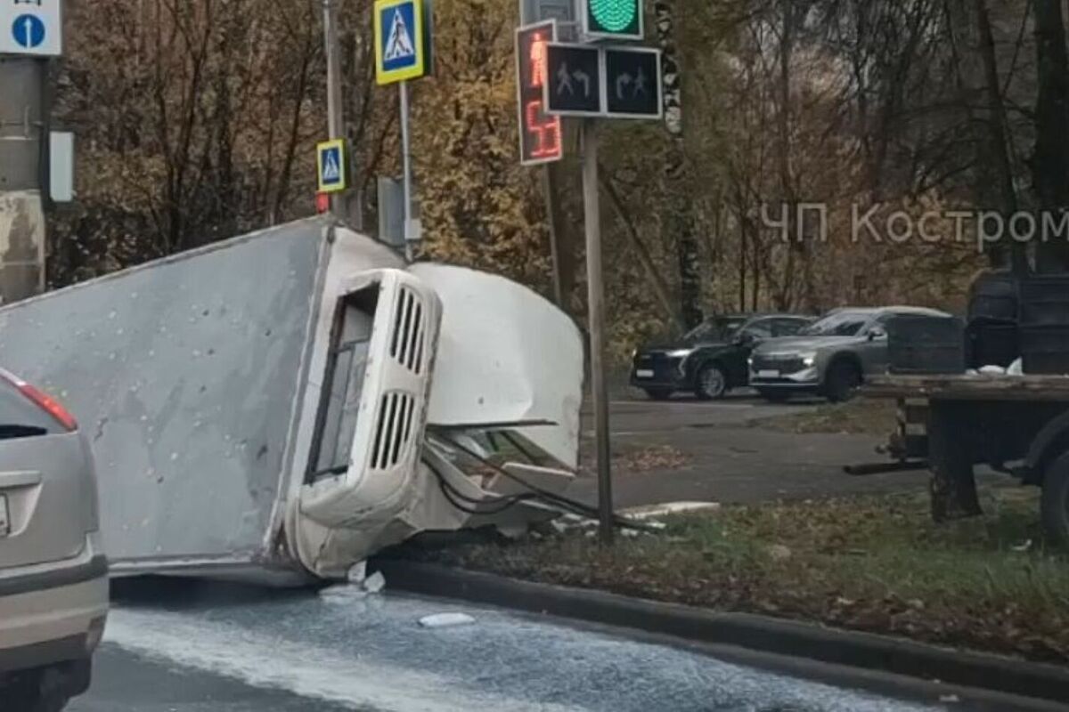 Костромские ДТП: результатом аварии на Профсоюзной улице стали молочные реки