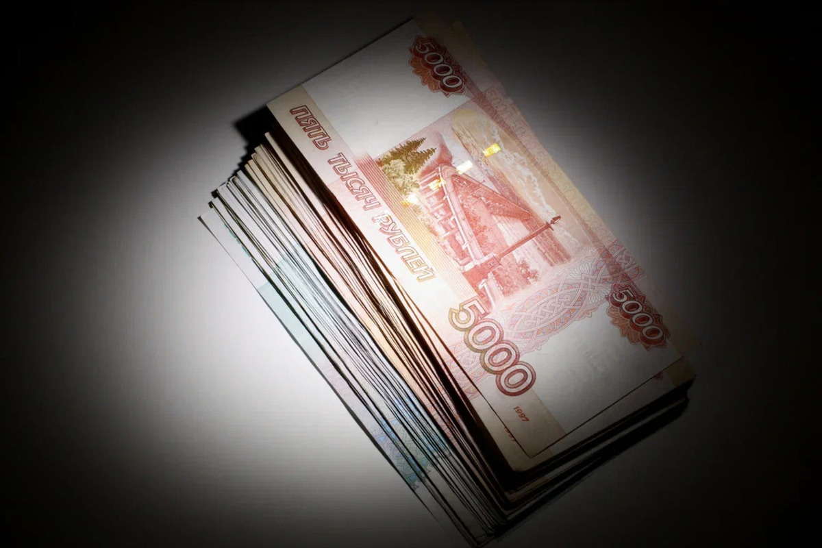 Директор фирмы в Коряжме не выплатил кассиру более 800 тыс рублей